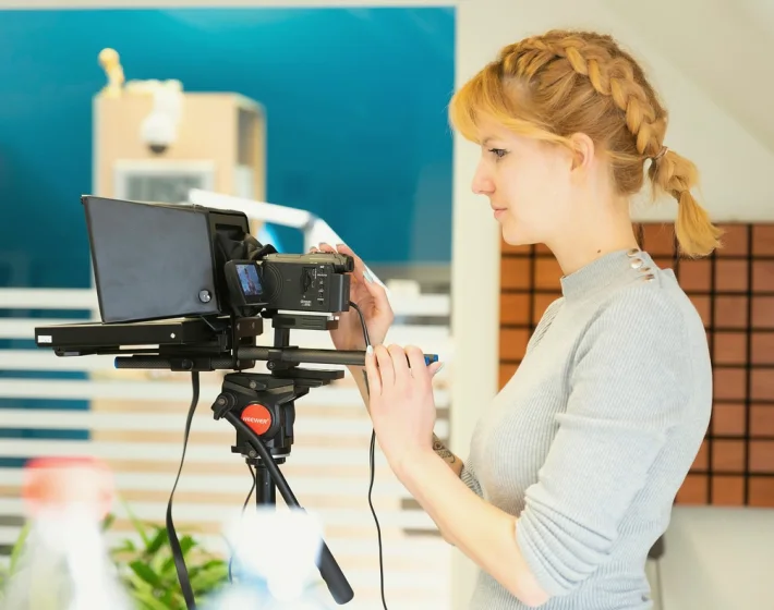 Piece-to-camera in the open air